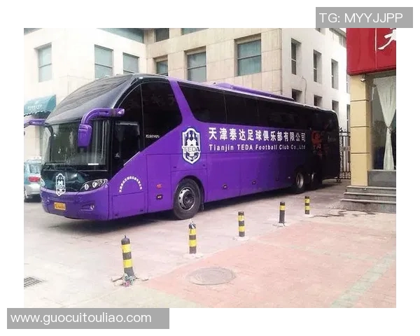 足球明星乘坐大巴车的精彩瞬间展现球队团结与风采
