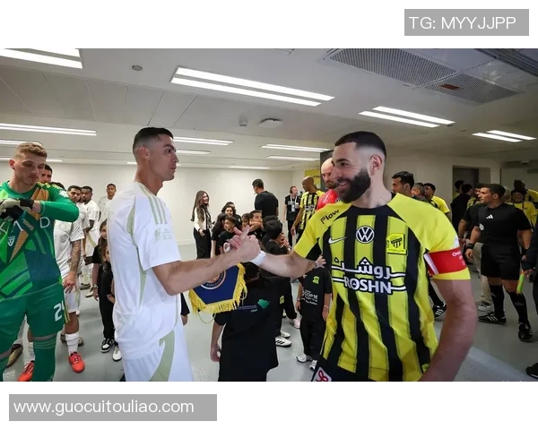 光头足球明星因头撞对手引发争议赛场风波再掀热议